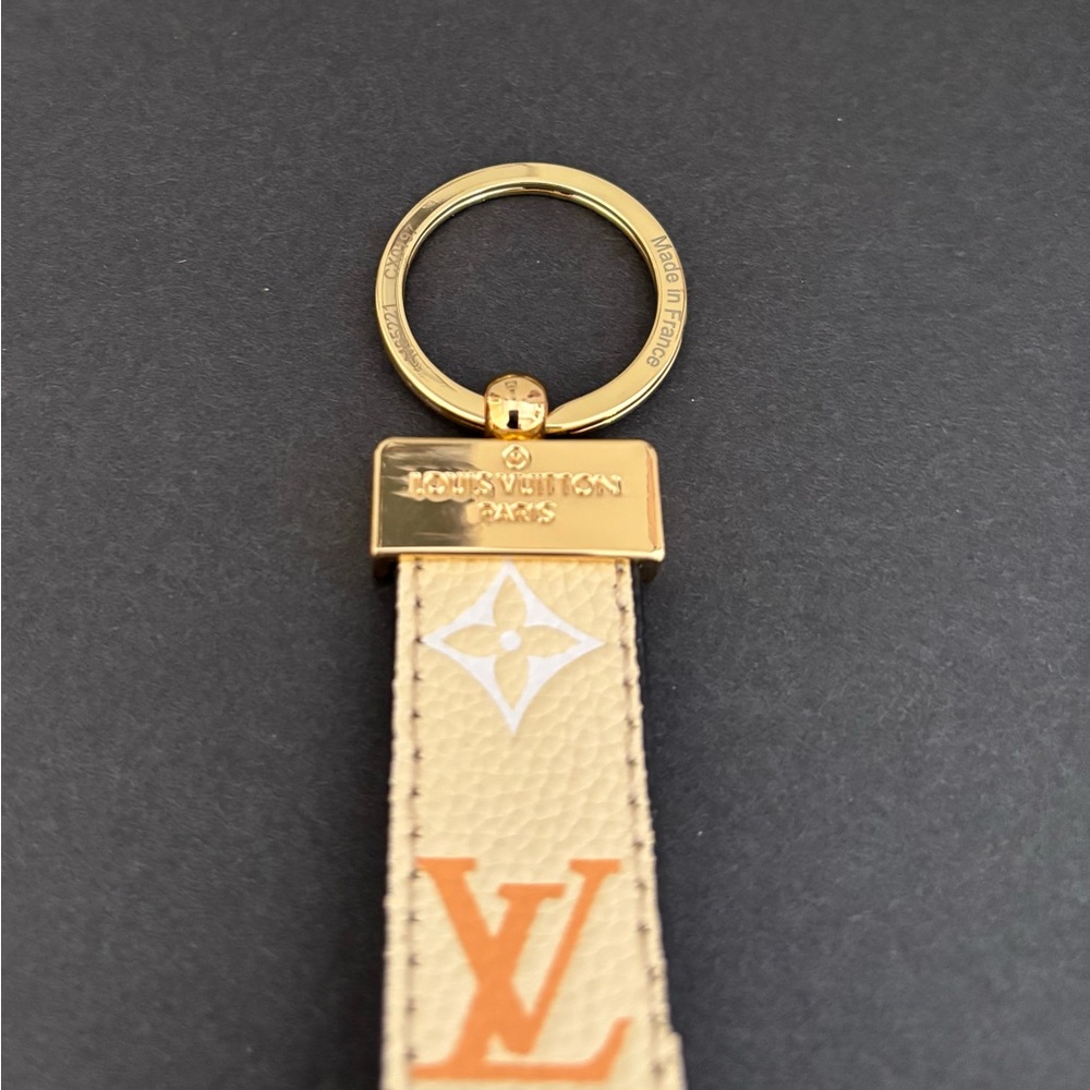 EUC Louis Vuitton Cream Gold Monogram Dragonne Key Ring Chain M65221-CX0197 - Picture 3 of 4
